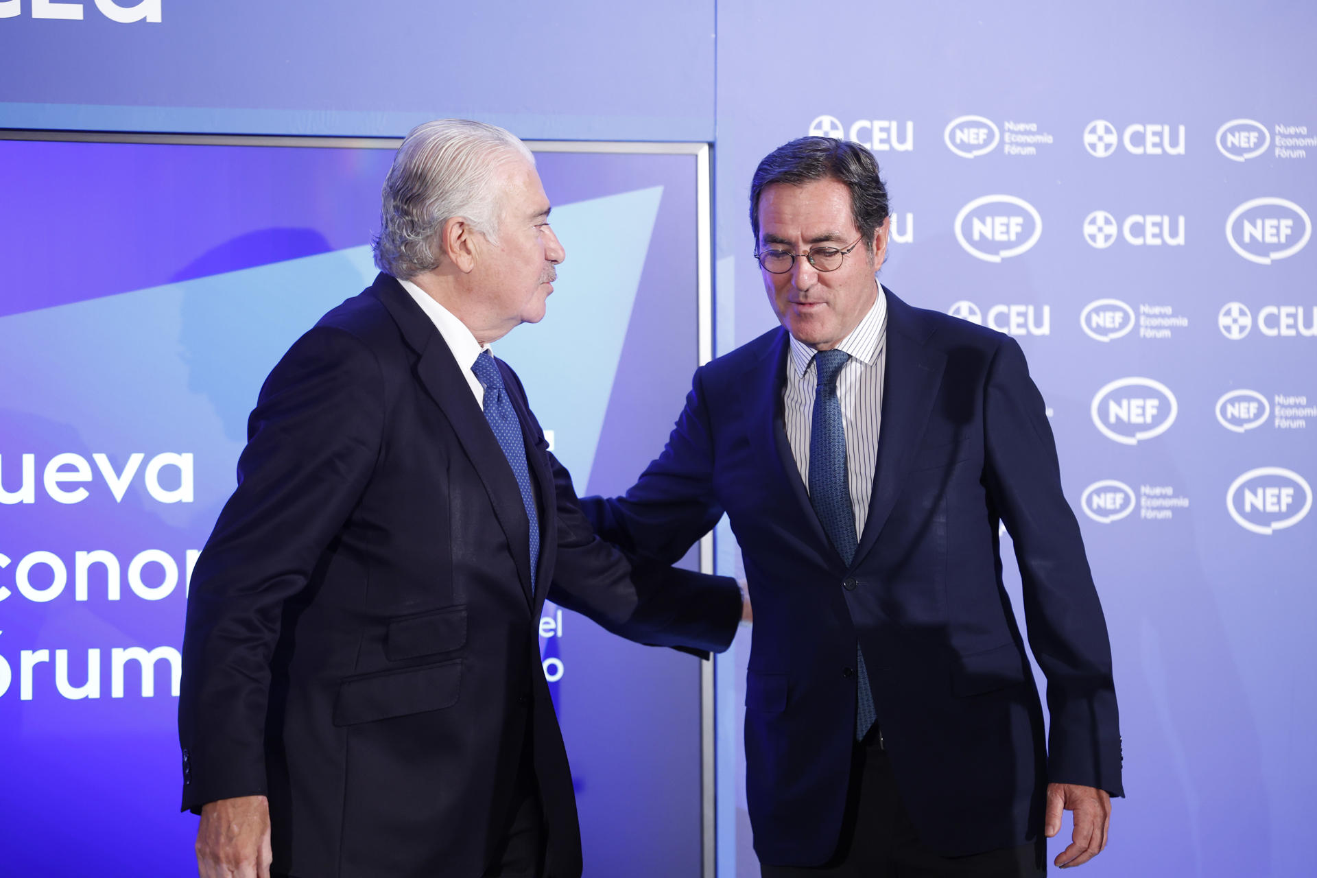 El presidente de CEOE, Antonio Garamendi (d), presenta al consejero delegado de Endesa, José Bogas (i), en un desayuno informativo celebrado este lunes en Madrid. EFE/Javier Lizón