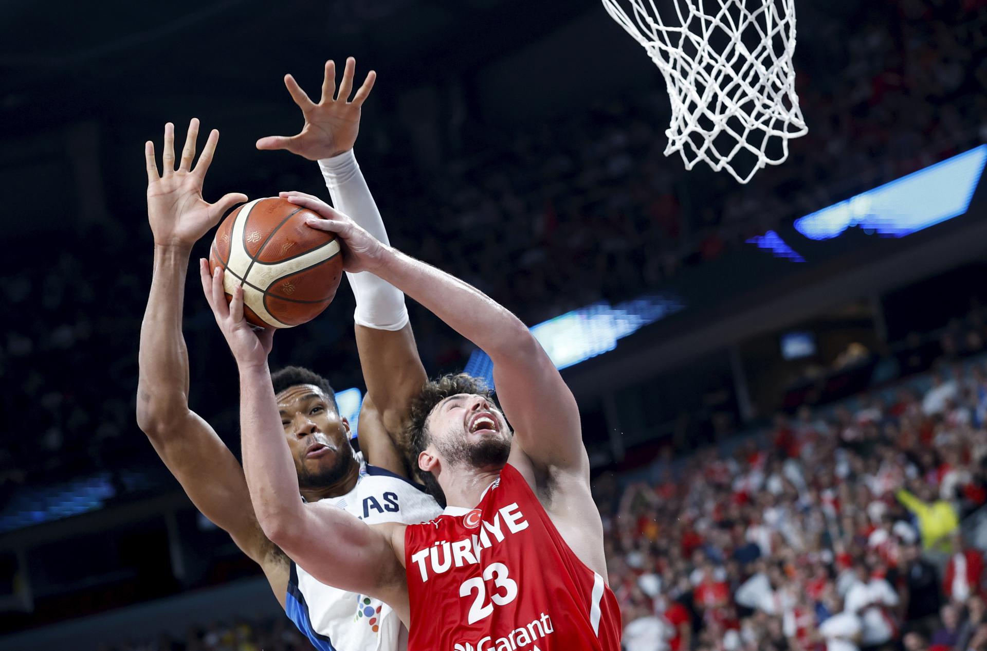 El turco Alperen Sengun trata de encestar ante la oposición del griego Giannis Antetokounmpo. EFE/EPA/TOMS KALNINS