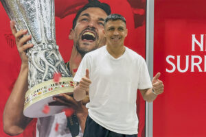 El delantero chileno Alexis Sánchez a su llegada al aeropuerto de la capital andaluza para firmar su contrato con el Sevilla FC este lunes. EFE/David Arjona