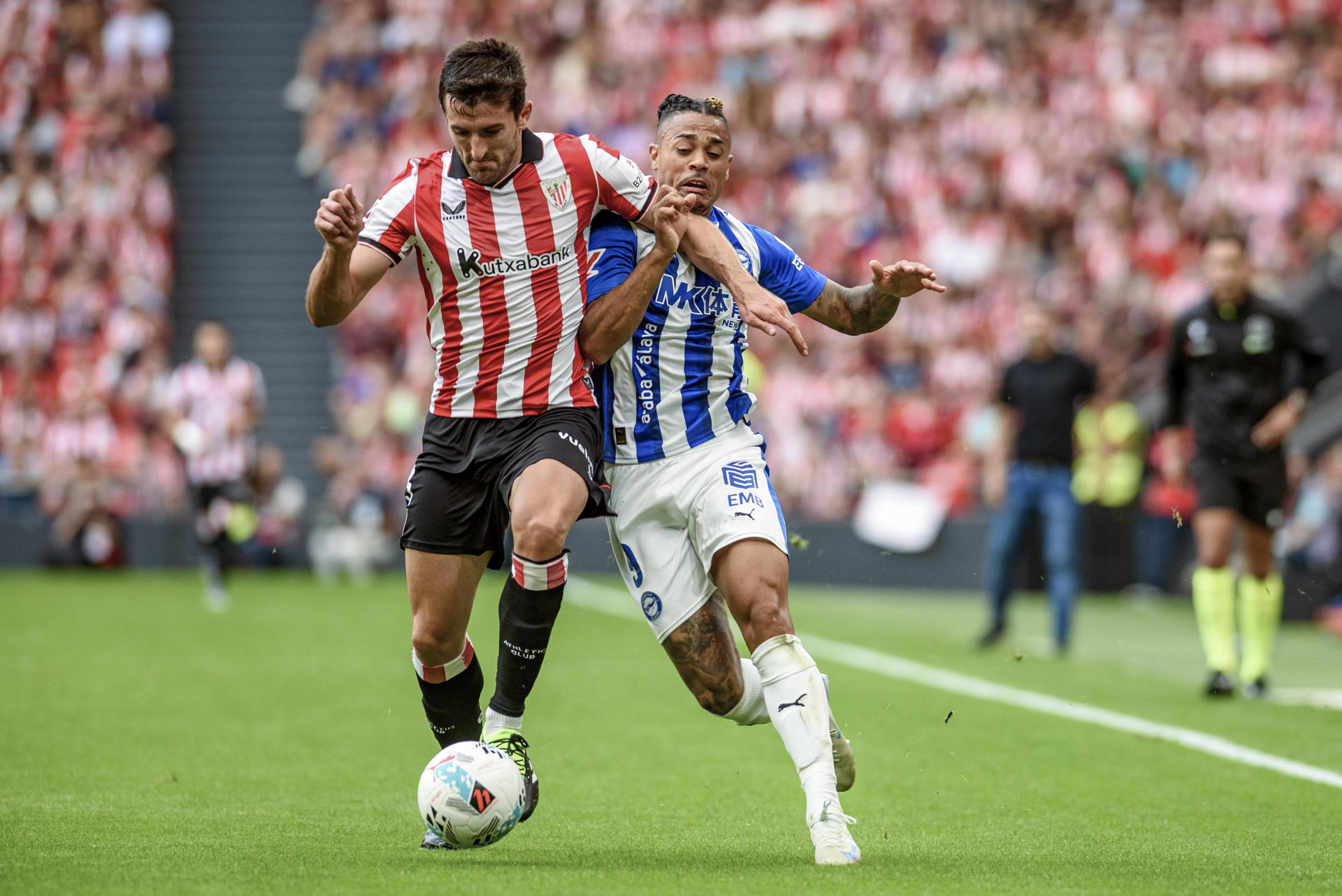 -El delantero del Alavés Mariano Díaz (d) pelea un balón con el defensa del Athletic Club Dani Vivian (i), durante el partido de la jornada 4 de LaLiga EA Sports, este sábado en el estadio de San Mamés en Bilbao. EFE/Javier Zorrilla