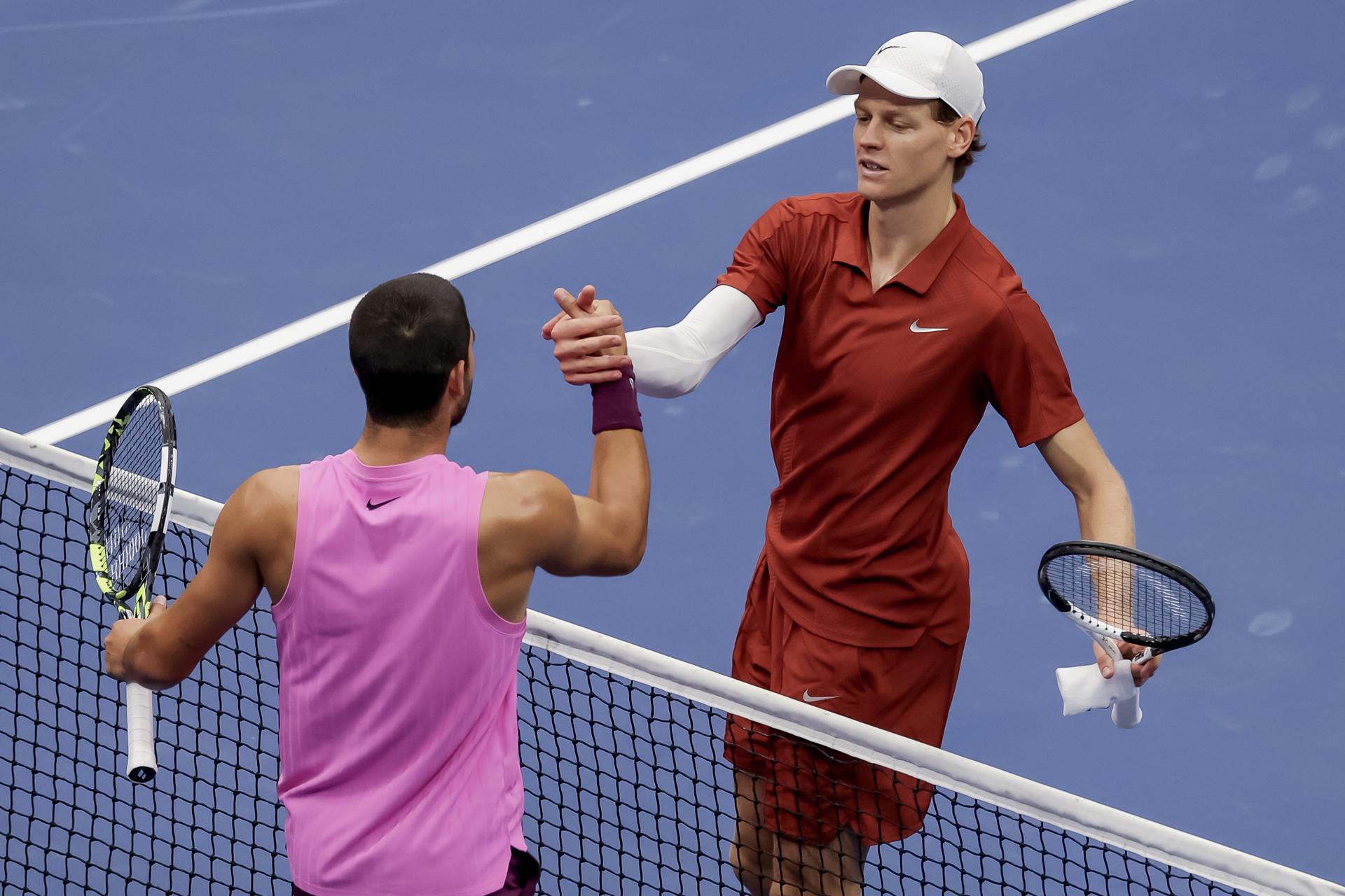 Carlos Alcaraz (i) saluda a Jannik Sinner, tras imponerse al italiano en la final del Abierto de Estados Unidos y recuperar el número uno del mundo. EFE/EPA/BRIAN HIRSCHFELD