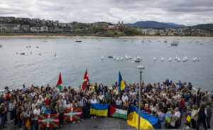 El PNV de Gipuzkoa ha celebrado una concentración este domingo en San Sebastián para exigir el fin de las "masacres de Gaza y Ucrania". EFE/Javier Etxezarreta