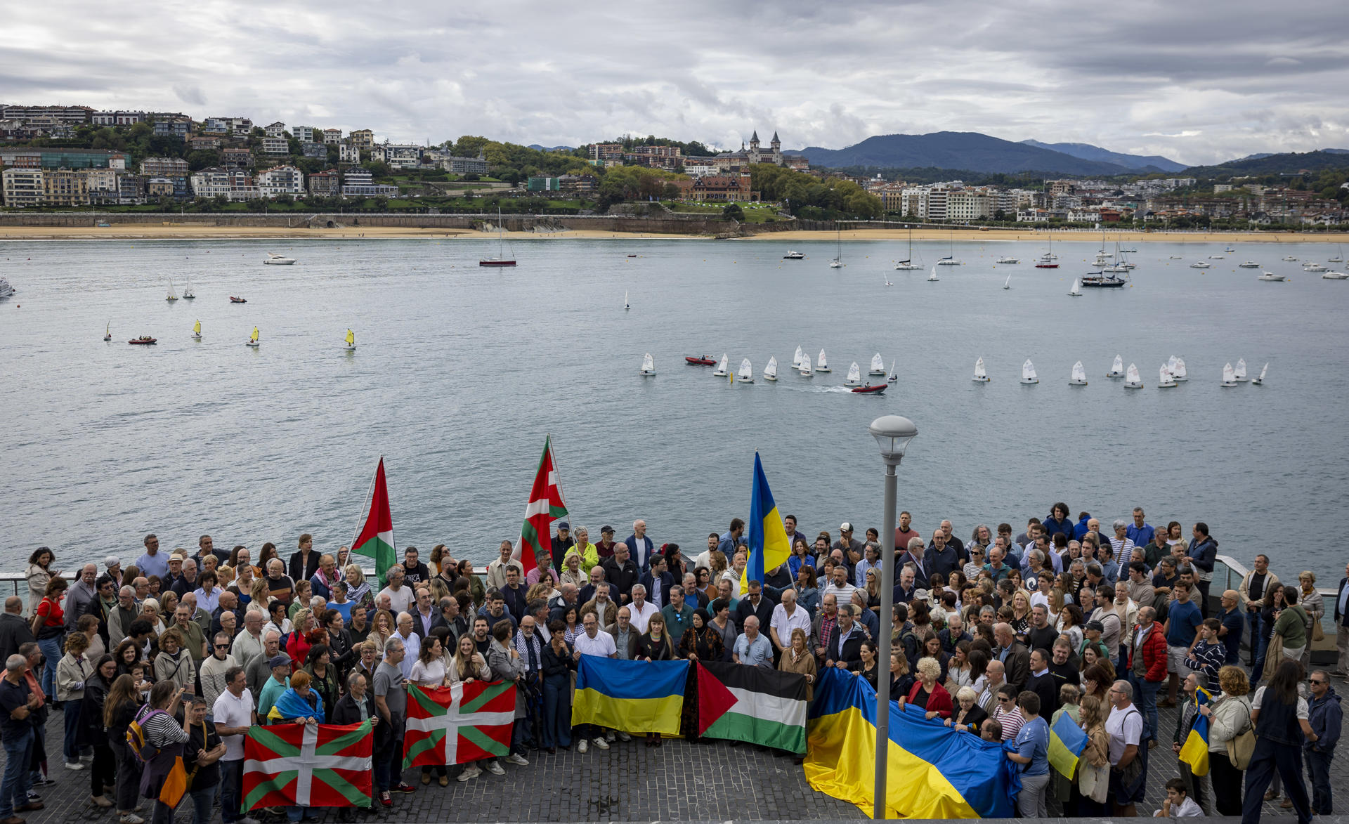 El PNV de Gipuzkoa ha celebrado una concentración este domingo en San Sebastián para exigir el fin de las "masacres de Gaza y Ucrania". EFE/Javier Etxezarreta