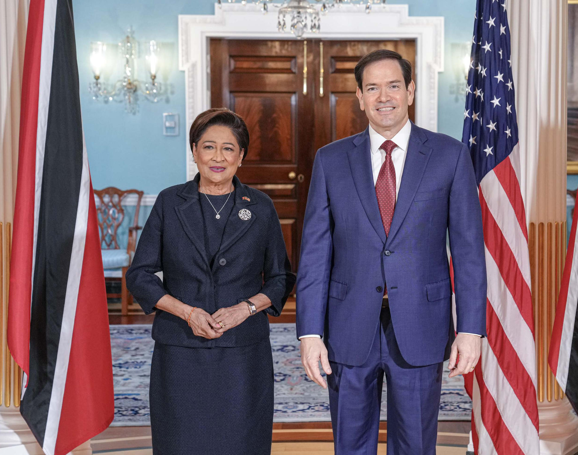 Fotografía publicada en la cuenta oficial en la red X del secretario de Estado estadounidense, Marco Rubio (d), donde aparece posando junto a la primera ministra de Trinidad y Tobago, Kamla Persad-Bissessar, durante una reunión este martes, en Washington (Estados Unidos). EFE/SecRubio