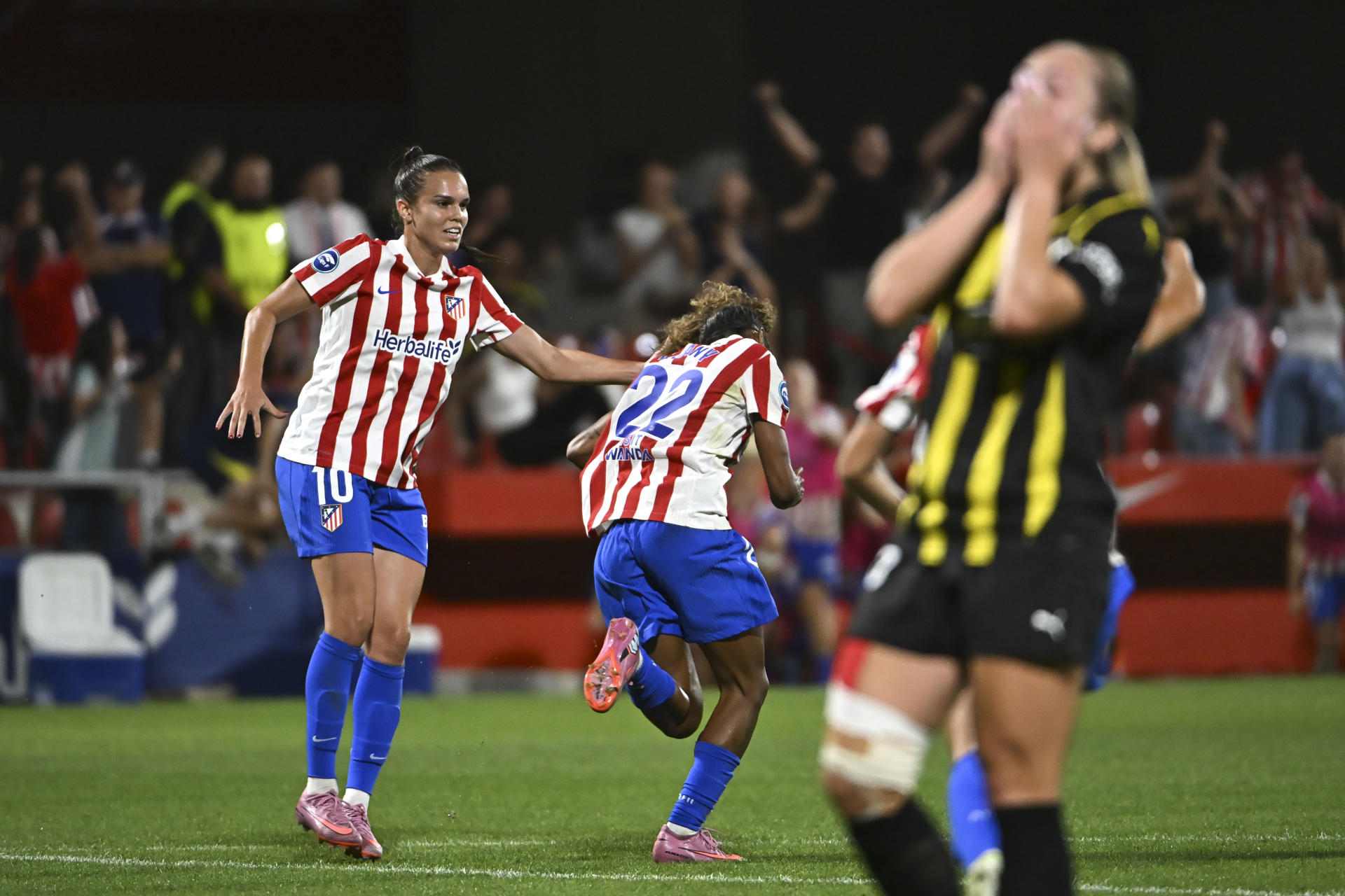La delantera del Atlético de Madrid Luany (c) celebra tras marcar el 1-1 durante el encuentro entre Atlético de Madrid y BK Häcken de la Liga de Campeones de la UEFA celebrado este jueves en Madrid. EFE/ Fernando Villar

