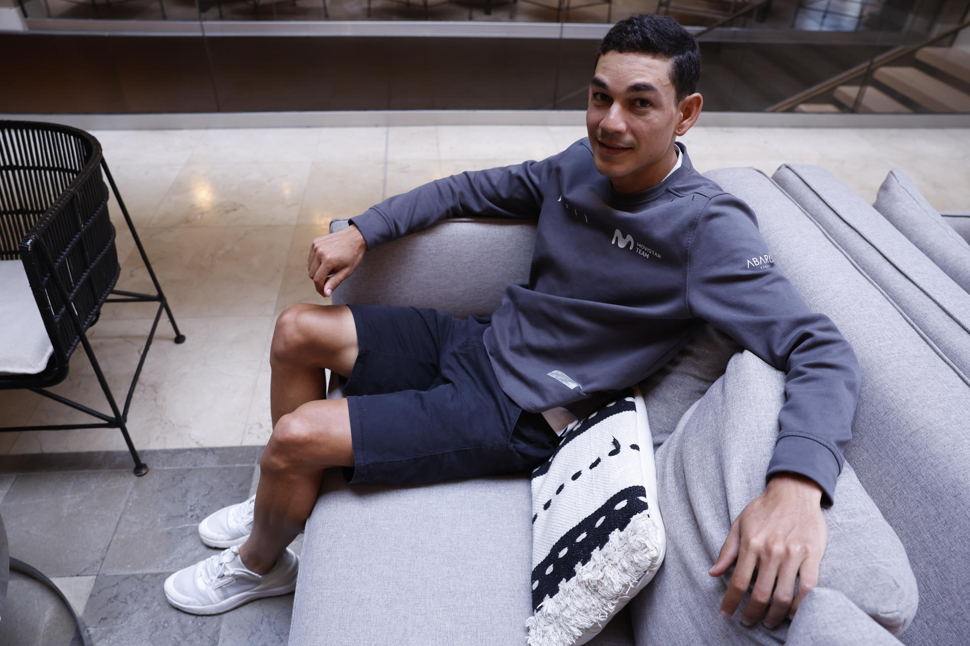 El esprinter venezolano Orluis Aular, segundo en la etapa del domingo tras el excampeón del mundo Mads Perdersen, durante la entrevista con EFE en Vigo. EFE/ Javier Lizón