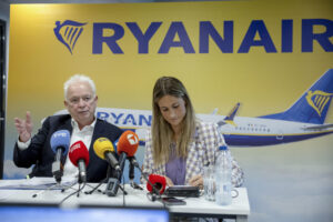 MADRID, 03/09/2025.- La directora de comunicación de Ryanair en España, Alejandra Ruiz (d), y el consejero delegado de Ryanair, Eddie Wilson, en rueda de prensa sobre la próxima temporada de invierno de la aerolínea en España.  EFE/ Daniel González