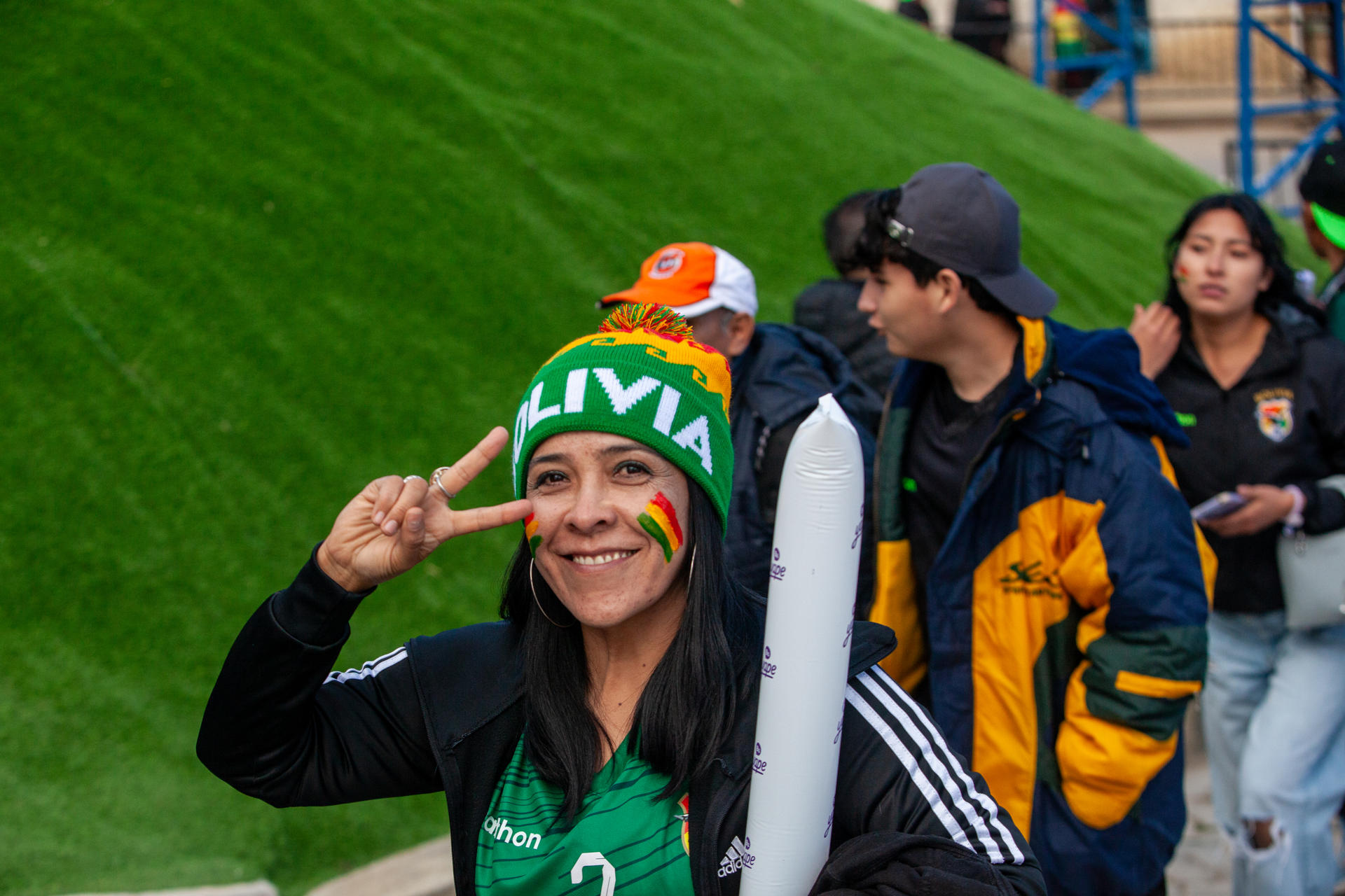Hinchas de la selección de Bolivia hacen fila para ingresar al estadio Villa Ingenio, en El Alto (Bolivia). EFE/Esteban Biba