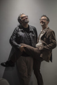 El ilustrador argentino Ricardo Liniers (i), el cantautor Kevin Johansen (d), posan al termino de una entrevista con EFE, este sábado en Ciudad de México (México). EFE/ Isaac Esquivel