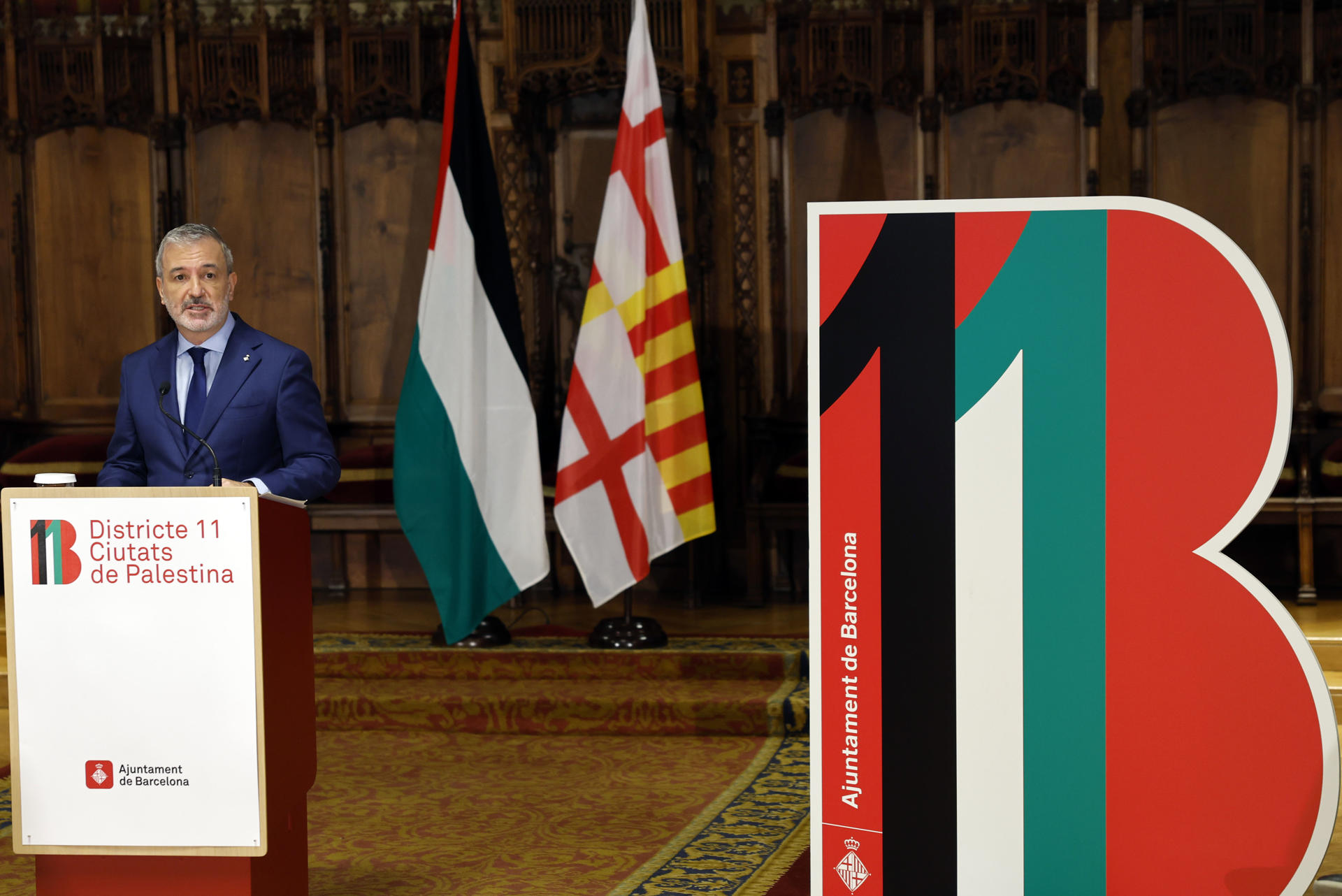 El alcalde de Barcelona, Jaume Collboni, durante la presentación del "Distrito 11" una iniciativa en la que la ciudad de Barcelona impulsa un nuevo "distrito" , el número 11, dedicado de forma simbólica a las ciudades de Palestina, con la que el Ayuntamiento quiere mostrar apoyo al pueblo palestino e incrementar la cooperación y colaboración con esas ciudades. EFE/Toni Albir