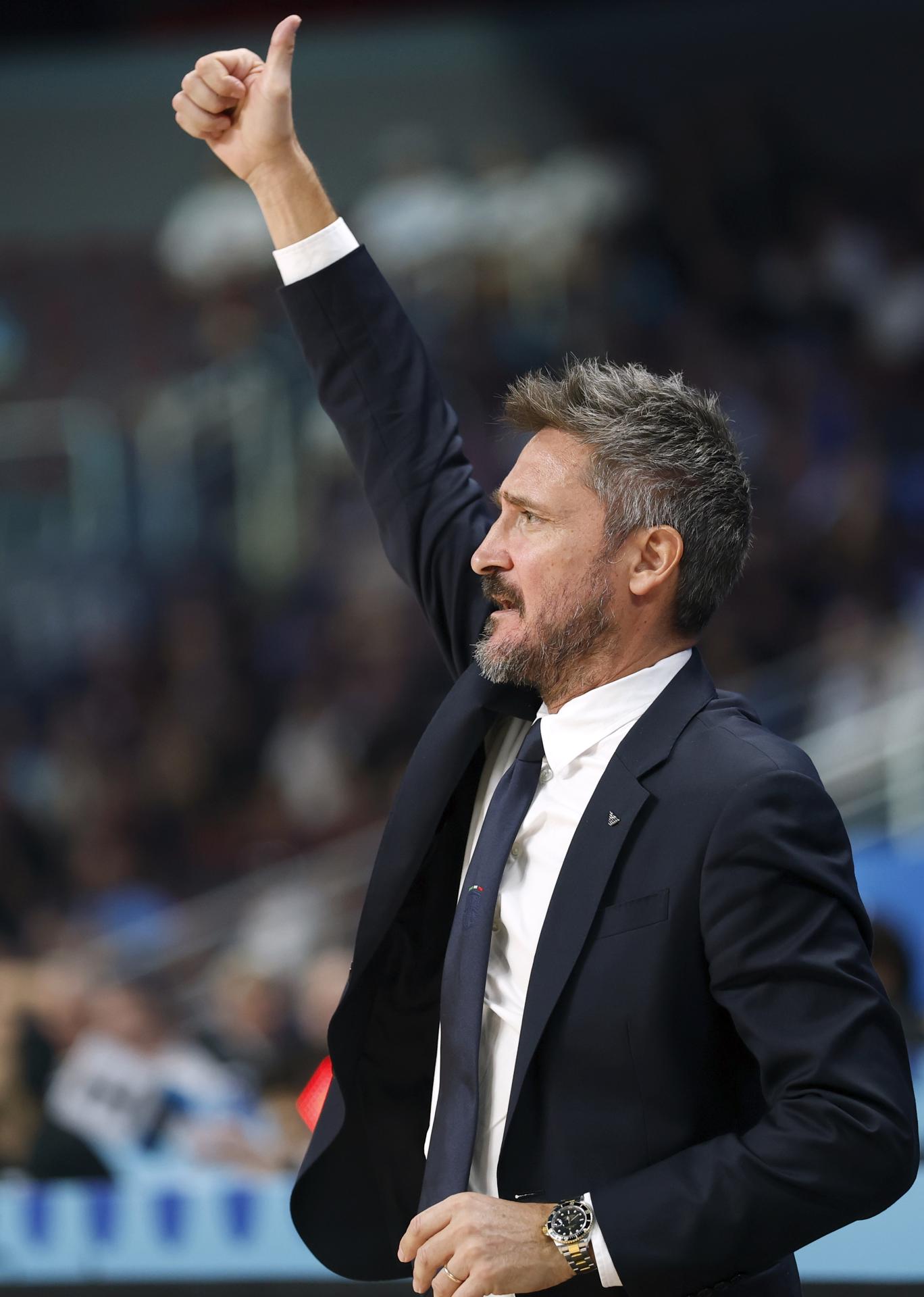 Gianmarco Pozzecco, seleccionador italiano, anunció este domingo en rueda de prensa su marcha del equipo nacional tras la derrota por 77-84 ante la Eslovenia de Luka Doncic en el Eurobasket, y dijo que esta etapa ha sido el mejor momento de su vida. EFE/EPA/TOMS KALNINS