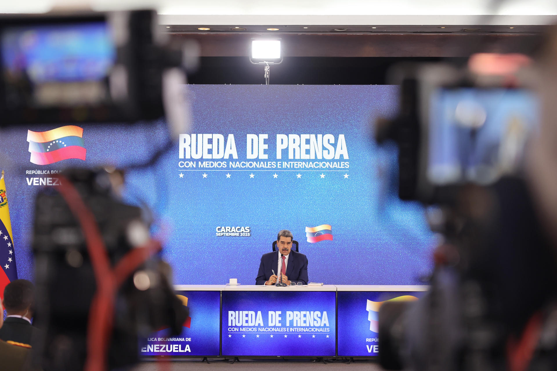 El presidente de Venezuela, Nicolás Maduro, habla en una rueda de prensa este lunes en Caracas (Venezuela). EFE/Miguel Gutierrez