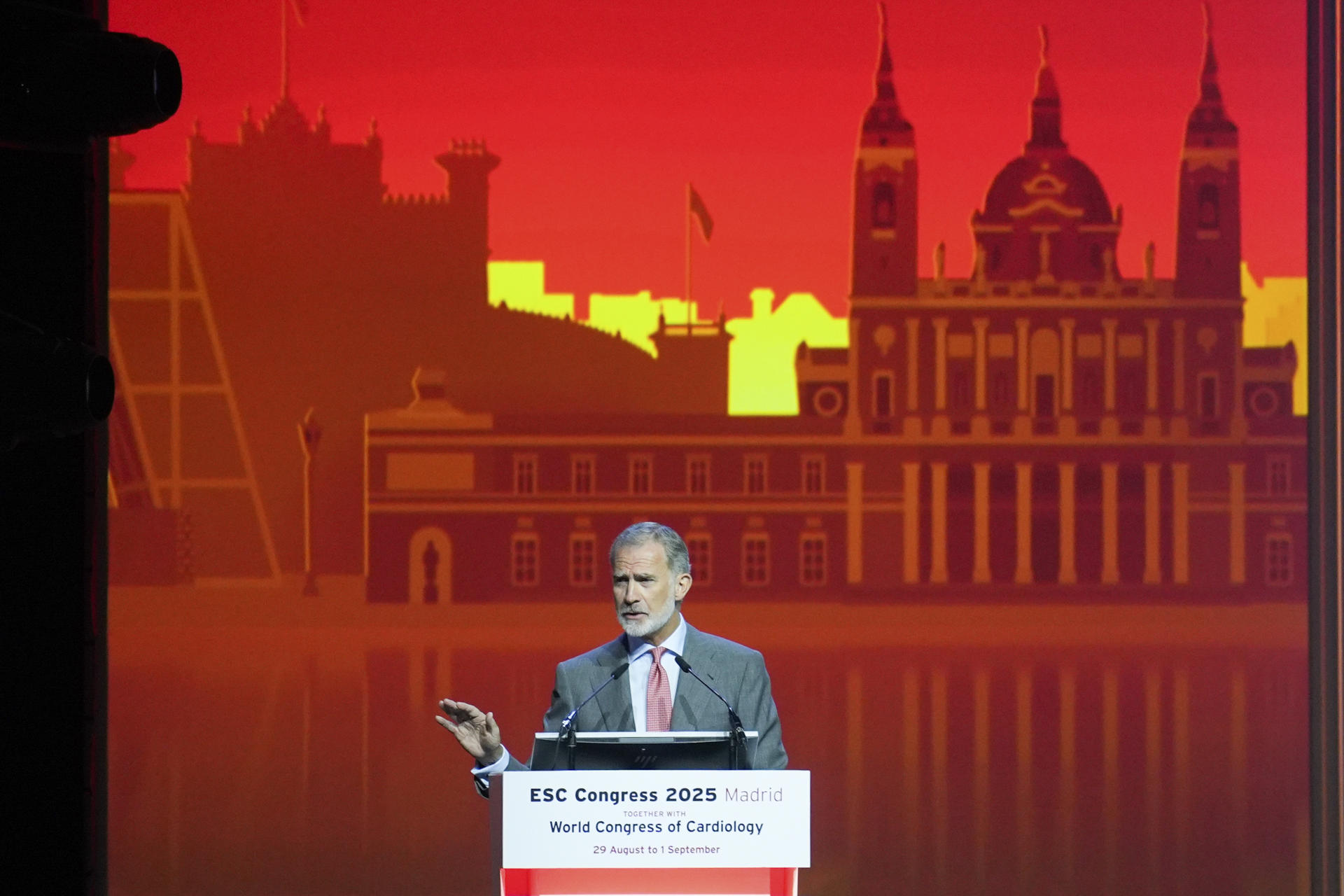 El rey Felipe VI interviene en el Congreso anual de la Sociedad Europea de Cardiología que se celebra en Madrid bajo el título 'El corazón y la sociedad' en Ifema, Madrid este lunes. EFE/ Borja Sanchez Trillo