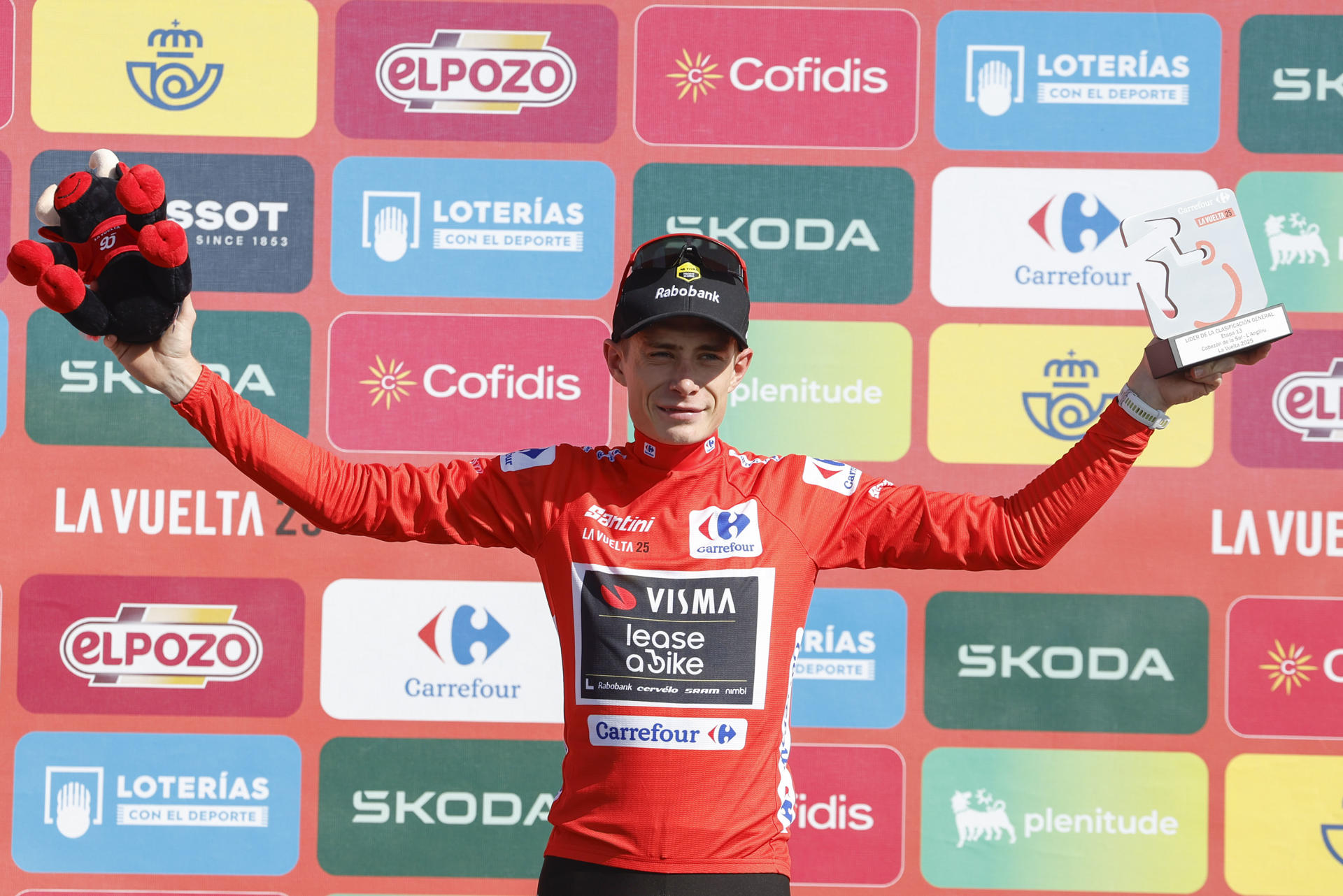 El líder de la clasificación general provisional, el danés del Visma, Jonas Vingegaard, celebra en el podio tras la etapa 13 de la Vuelta Ciclista a España 2025 disputada entre el Cabezón de la Sal, y L'Angliru, de 202,7km de recorrido, este viernes. EFE/Javier Lizón