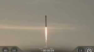 Captura de vídeo cedida este miércoles, 24 de septiembre, por SpaceX donde aparece el cohete Falcon 9 que transporta el orbitador IMAP (Sonda de mapeo y aceleración interestelar) de la NASA, el Observatorio Geocorona de Carruthers, y la nave espacial SWFO-L1 (Seguimiento del clima espacial: Lagrange 1) de la Administración Nacional Oceánica y Atmosférica (NOAA), al despegar desde la plataforma de Lanzamiento 39A, en el Centro Espacial Kennedy, en Merritt Island (Florida, EE.UU.). EFE/SpaceX