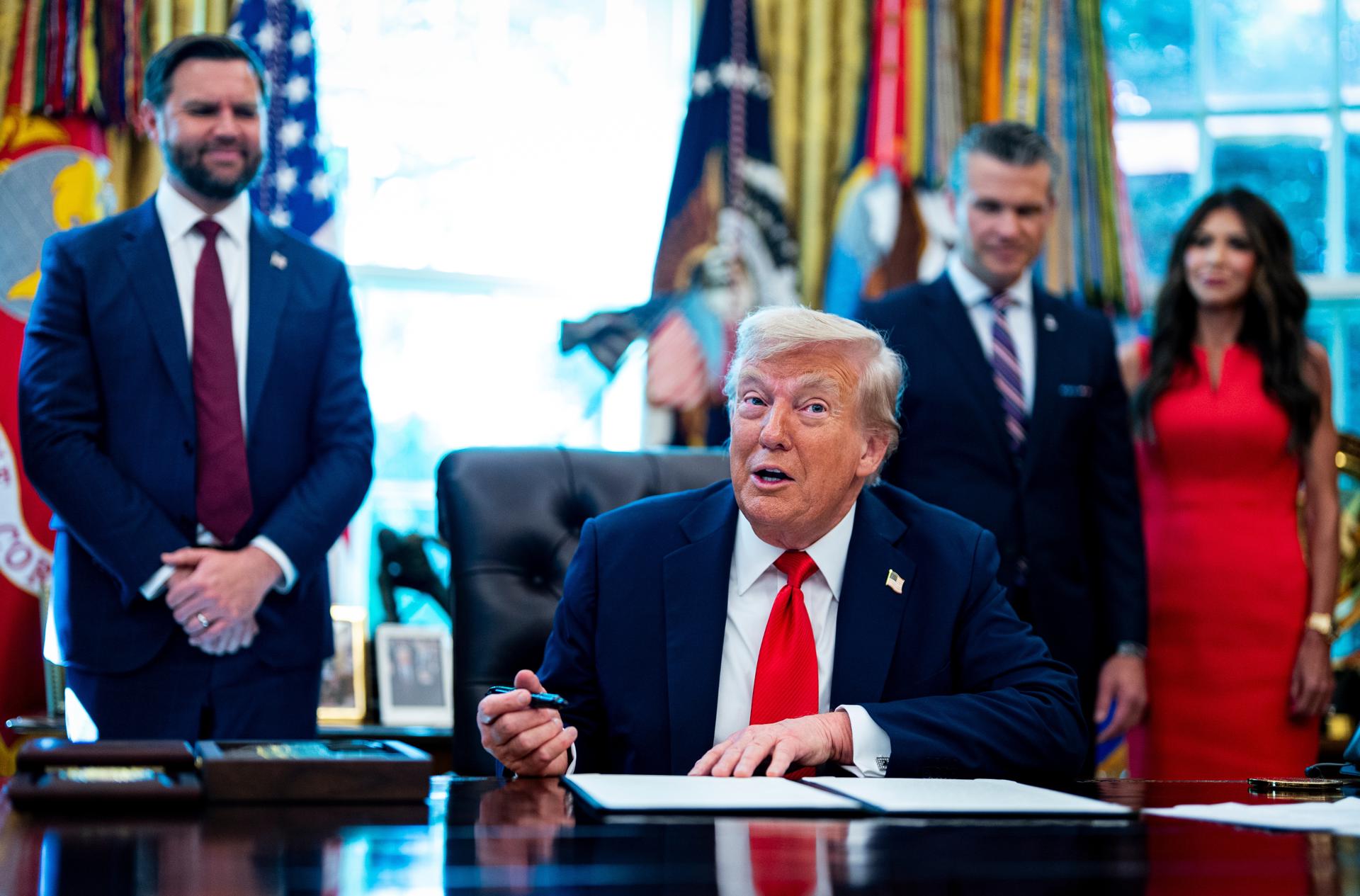 (De izq. a der.) El vicepresidente de Estados Unidos, J.D. Vance, el presidente de Estados Unidos, Donald Trump, Pete Hegseth, secretario de Defensa de Estados Unidos, y Kristi Noem, secretaria del Departamento de Seguridad Nacional de Estados Unidos (DHS), el 25 de agosto de 2025.EFE/Al Drago / POOL