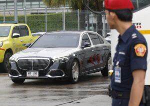 Un vehículo blindado del ex primer ministro tailandés Thaksin Shinawatra se marcha después de que él regresa al aeropuerto de jets privados en Bangkok, Tailandia, 08 de septiembre de 2025. El ex primer ministro tailandés Thaksin Shinawatra fue visto llegando a Bangkok en su avión privado después de su salida internacional para un chequeo médico antes de la sentencia del Tribunal Supremo en un caso de su intento de evitar una sentencia de prisión mediante una prolongada estancia en el hospital. (Tailandia) EFE/EPA/NARONG SANGNAKHA