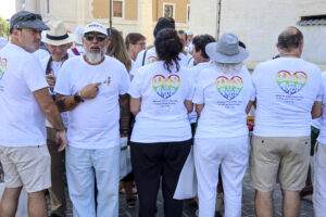 CIUDAD DEL VATICANO (VATICANO), 06/09/2025.- Los católicos LGTBIQ+ atraviesan este sábado la Puerta Santa de San Pedro durante el Jubileo, algo sin precedentes en la Iglesia católica porque "nadie tiene que sentirse excluido", dijo el vicepresidente de los obispos italianos, Francesco Savino, en la misa que precedió este peregrinaje. EFE/ Carlos Expósito