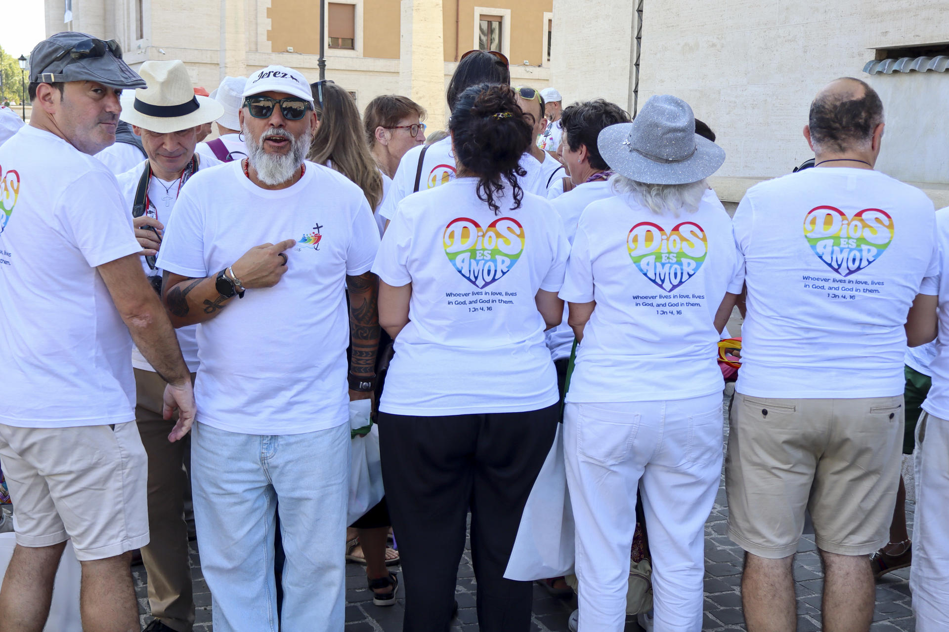 CIUDAD DEL VATICANO (VATICANO), 06/09/2025.- Los católicos LGTBIQ+ atraviesan este sábado la Puerta Santa de San Pedro durante el Jubileo, algo sin precedentes en la Iglesia católica porque "nadie tiene que sentirse excluido", dijo el vicepresidente de los obispos italianos, Francesco Savino, en la misa que precedió este peregrinaje. EFE/ Carlos Expósito
