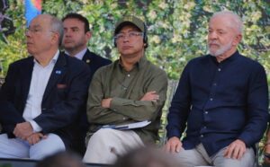 Fotografía cedida por la Presidencia de Colombia que muestra al canciller de Brasil Mauro Vieira (i), al mandatario colombiano, Gustavo Petro (c), y a su homólogo de Brasil, Luiz Inacio Lula da Silva (d), participando durante la inauguración del Centro de Cooperación Policial Internacional de la Amazonía este martes, en Manaos (Brasil). EFE/ Presidencia de Colombia