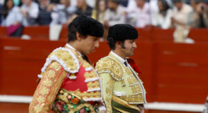 Los toreros Roca Rey (i), Morante de la Puebla (d) en una imagen de archivo. EFE/ Juanjo Martín