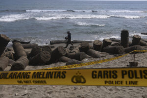 SENGGIGI (INDONESIA), 31/08/2025.- Líneas policiales instaladas en la playa Alberto, donde fue encontrado el cuerpo de la española Matilde Muñoz, en la aldea de Senggigi, Batu Layar, Lombok Occidental, Provincia de Nusa Tenggara Occidental, Indonesia. La española Matilde Muñoz fue asesinada premeditadamente, según la Policía de Indonesia, en la paradisíaca isla de Lombok, enclave que destaca por su tranquilidad frente a la masificación turística de la vecina Bali. EFE/Iwan Suryadi