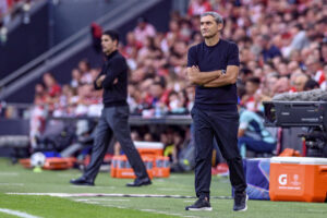 El entrenador del Athletic Club, Ernesto Valverde (d), durante el partido de Liga de Campeones contra el Arsenal disputado el pasado 16 de septiembre. EFE/ Javier Zorrilla