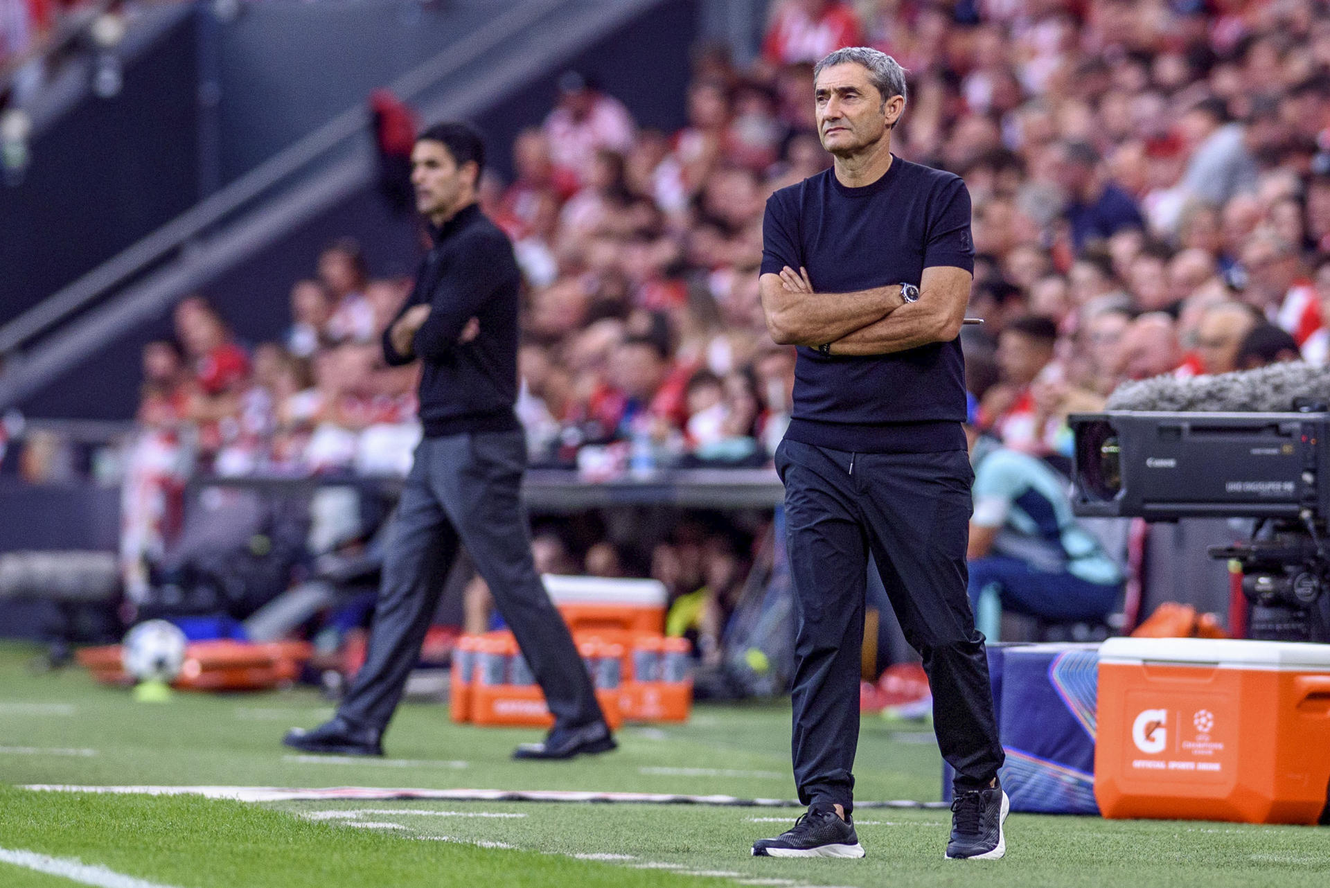 El entrenador del Athletic Club, Ernesto Valverde (d), durante el partido de Liga de Campeones contra el Arsenal disputado el pasado 16 de septiembre. EFE/ Javier Zorrilla