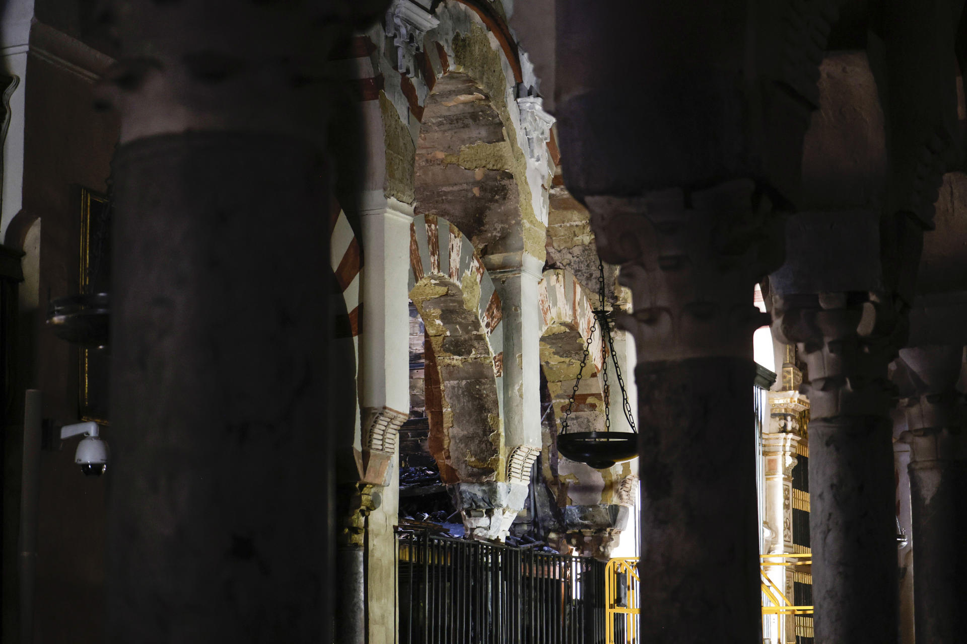 Trabajos en el interior de la mezquita-catedral después del incendio. EFE/Salas