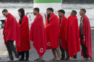 Salvamento Marítimo ha socorrido a unos diez kilómetros de Arrecife a medio centenar de inmigrantes subsaharianos que intentaban llegar a Lanzarote en una lancha neumática, según ha informado a EFE la sociedad estatal. EFE/Adriel Perdomo