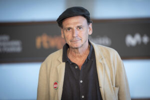 El director, guionista y productor José Luis Guerin posa este jueves en la 73 edición del Festival Internacional de Cine de San Sebastián, donde presenta la película 'Historias del buen valle', que compite en la sección oficial del certamen. EFE/ Javier Etxezarreta