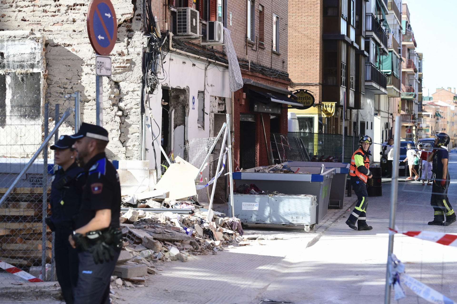 Un hombre ha sido localizado muerto esta madrugada en una nueva búsqueda de los Bomberos de Madrid y la Unidad Canina en el bar donde ayer una explosión de gas causó 25 heridos, varios de ellos de gravedad. Según ha informado Emergencias Madrid esta madrugada, una psicóloga de Samur PC está atendiendo a los familiares de este hombre que es ya la primera víctima de esta explosión registrada ayer en el bar 'Mis Tesoros' de Vallecas (Madrid), que fue causada por una "concentración de gases" aún sin identificar. En la imagen, efectivos de Bomberos de Madrid salen del local siniestrado. EFE/Víctor Lerena
