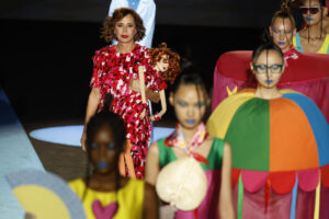 La diseñadora Ágatha Ruiz de la Prada (i) desfila junto a sus modelos durante la presentación de su colección este jueves en el marco de la Semana de la Moda Mercedes Benz Fashion Week Madrid en Ifema.EFE/ J.J. Guillén