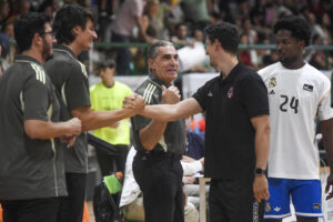 El entrenador del Real Madrid Sergio Scariolo, durante el partido amistoso del Real Madrid y el Casademont Zaragoza, que finalizó (94-64) a favor de los madrileños en la final del trofeo Segovia, disputado este sábado en la Ciudad Europea del Deporte en el pabellón Pedro Delgado.-EFE/ Pablo Martín