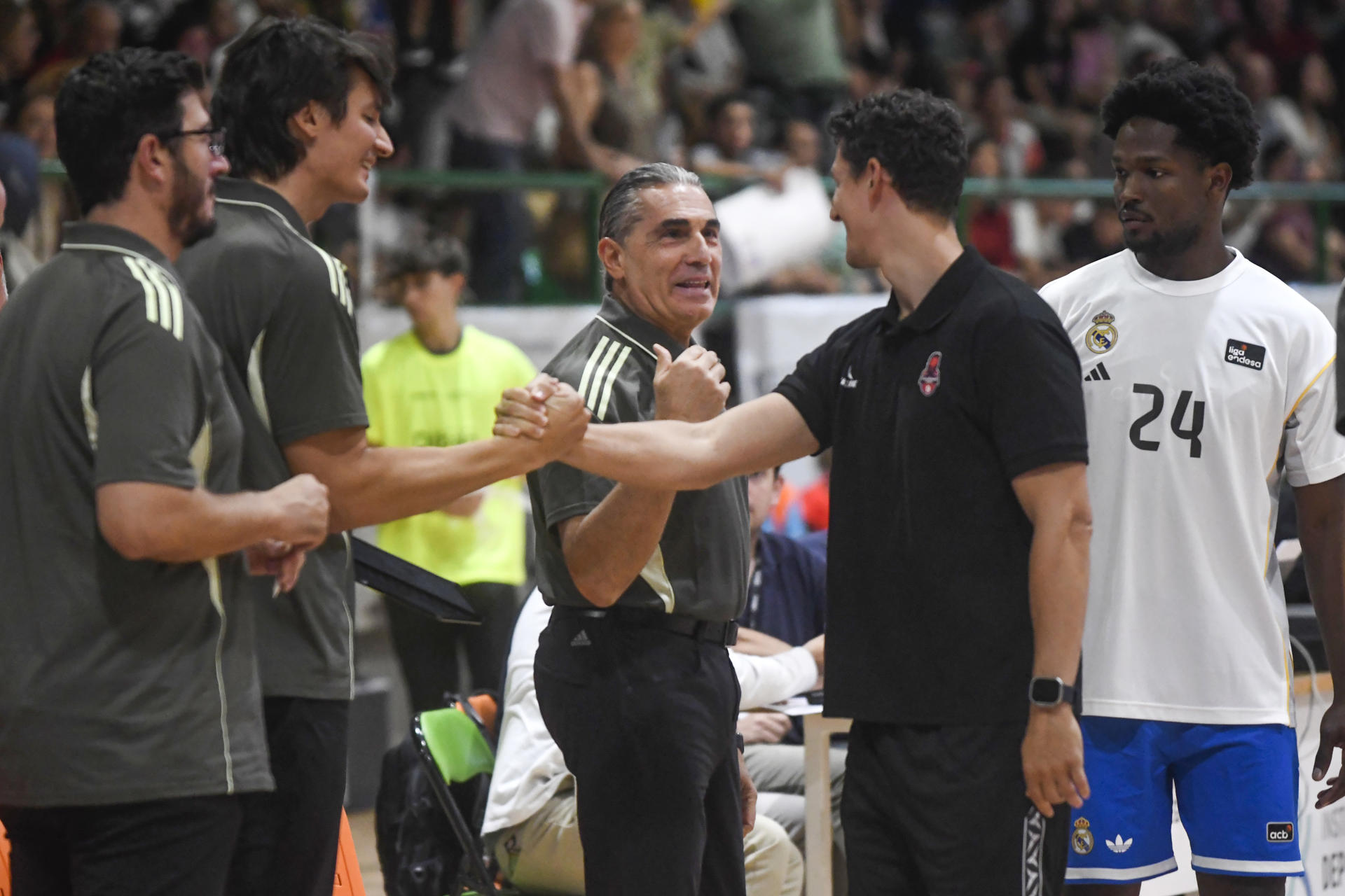 El entrenador del Real Madrid Sergio Scariolo, durante el partido amistoso del Real Madrid y el Casademont Zaragoza, que finalizó (94-64) a favor de los madrileños en la final del trofeo Segovia, disputado este sábado en la Ciudad Europea del Deporte en el pabellón Pedro Delgado.-EFE/ Pablo Martín