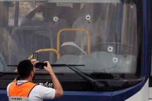Oficiales israelíes inspeccionan un autobús con impactos de bala en el lugar de un tiroteo en Jerusalén, el 8 de septiembre de 2025. EFE/ABIR SULTAN