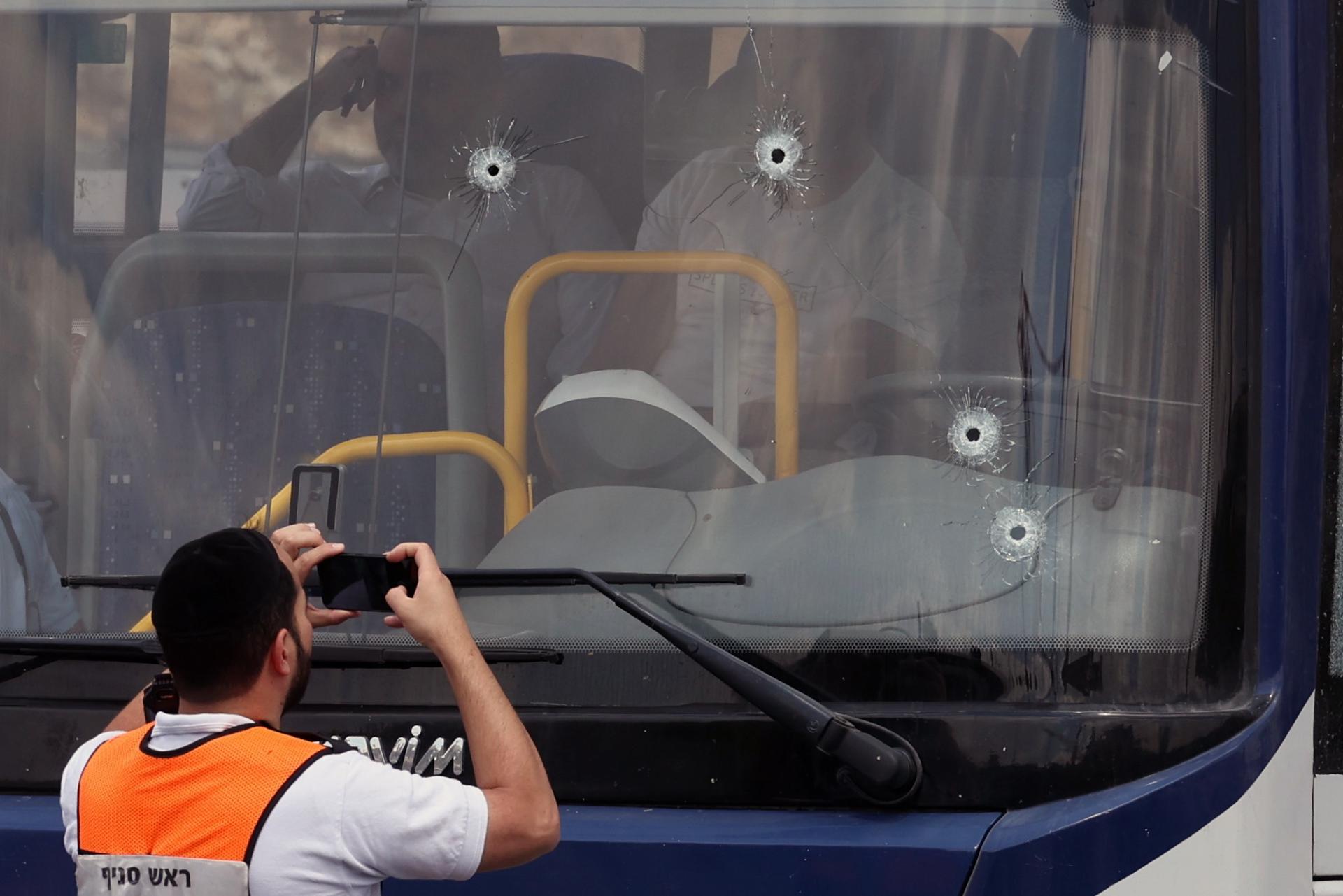 Oficiales israelíes inspeccionan un autobús con impactos de bala en el lugar de un tiroteo en Jerusalén, el 8 de septiembre de 2025. EFE/ABIR SULTAN