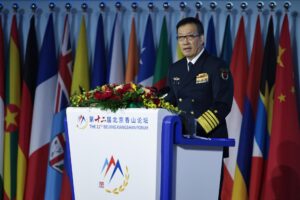 El ministro de Defensa Nacional de China, almirante Dong Jun, pronuncia un discurso durante la ceremonia de apertura del 12.º Foro de Xiangshan de Pekín, en Pekín, China, el 18 de septiembre de 2025. EFE/EPA/ANDRES MARTINEZ CASARES
