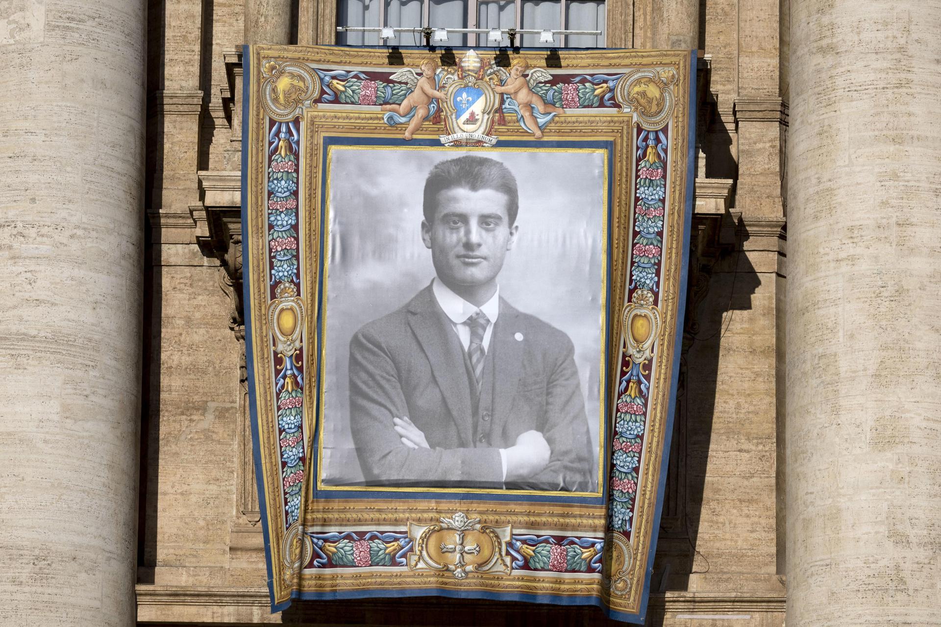 El retrato de Piergiorgio Frassati en la Plaza de San Pedro para la canonización de Carlo Acutis y Piergiorgio Frassati, en el Vaticano, el 7 de septiembre de 2025.
EFE/EPA/MASSIMO PERCOSSI