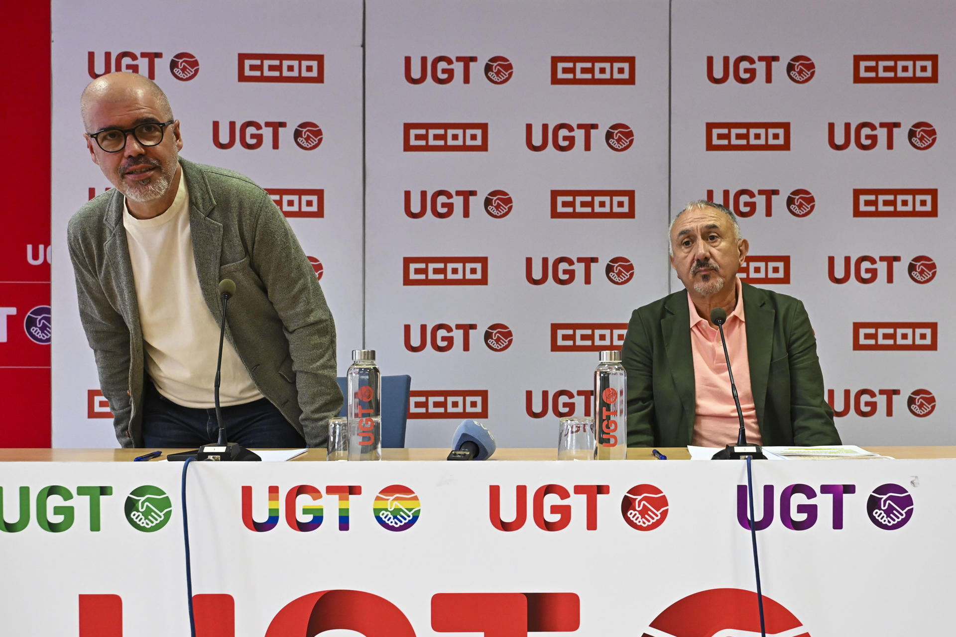 Los secretarios generales de UGT y CCOO, Pepe Álvarez (dcha) y Unai Sordo, ofrecen una rueda de prensa conjunta en la que han anunciado concentraciones y movilizaciones el miércoles coincidiendo con el debate a la totalidad del proyecto de ley que reduce la jornada laboral, para exigir a los grupos del Congreso que no veten la norma y permitan su tramitación parlamentaria, ante la posibilidad de que la iniciativa sea rechazada. EFE/Fernando Villar