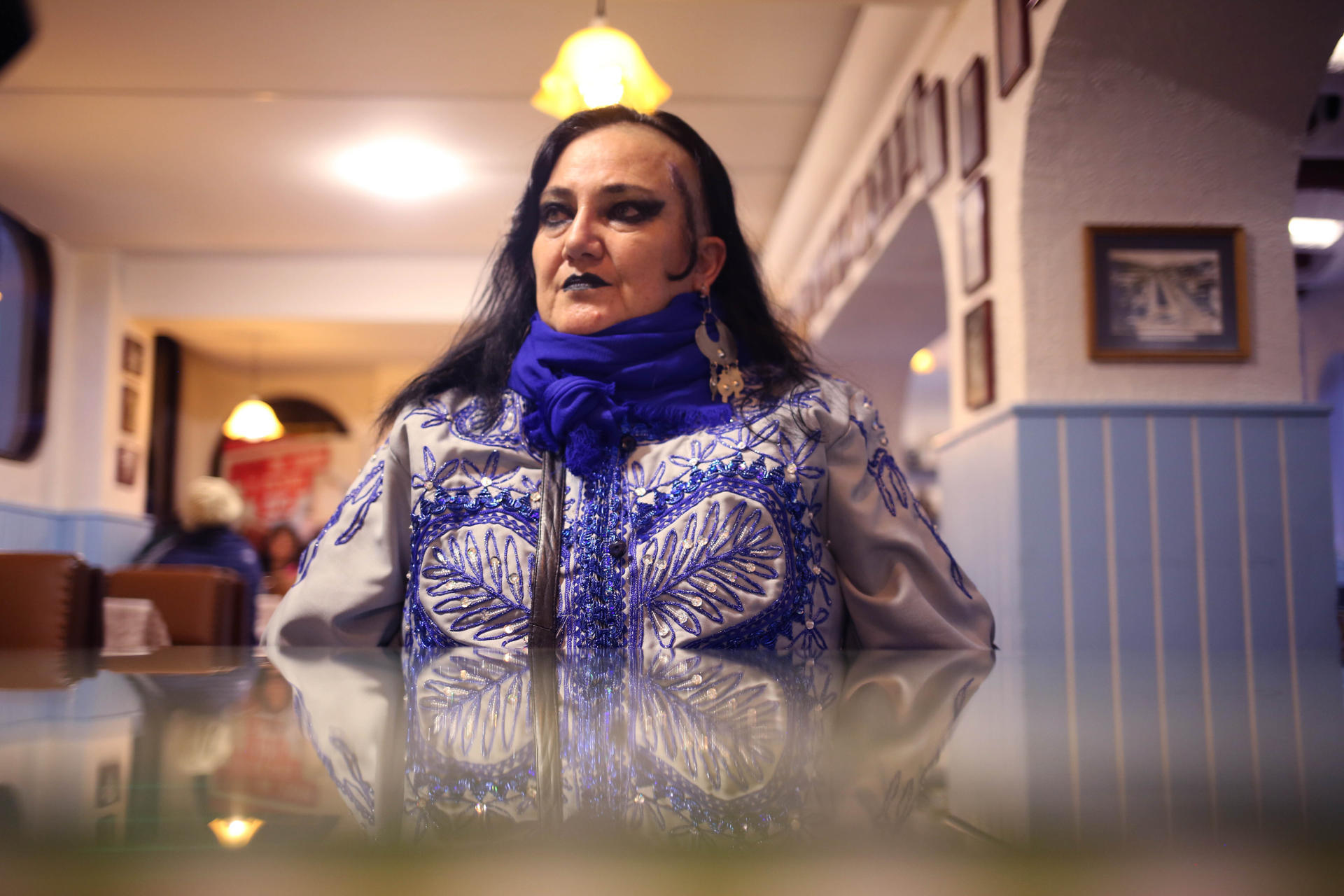 La activista Maria Galindo habla en una entrevista con EFE sobre la exposición 'Viacrucis de la pederastia' este miércoles, en La Paz (Bolivia). EFE/ Luis Gandarillas