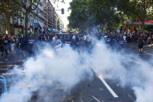 Los manifestantes propalestinos cortan el recorrido de los ciclistas en el Paseo del Prado, este domingo, durante la última etapa de la Vuelta a España que se disputa entre las localidades madrileñas de Alalpardo y Madrid, con un recorrido 103,6 Km.- EFE/Rodrigo Jiménez