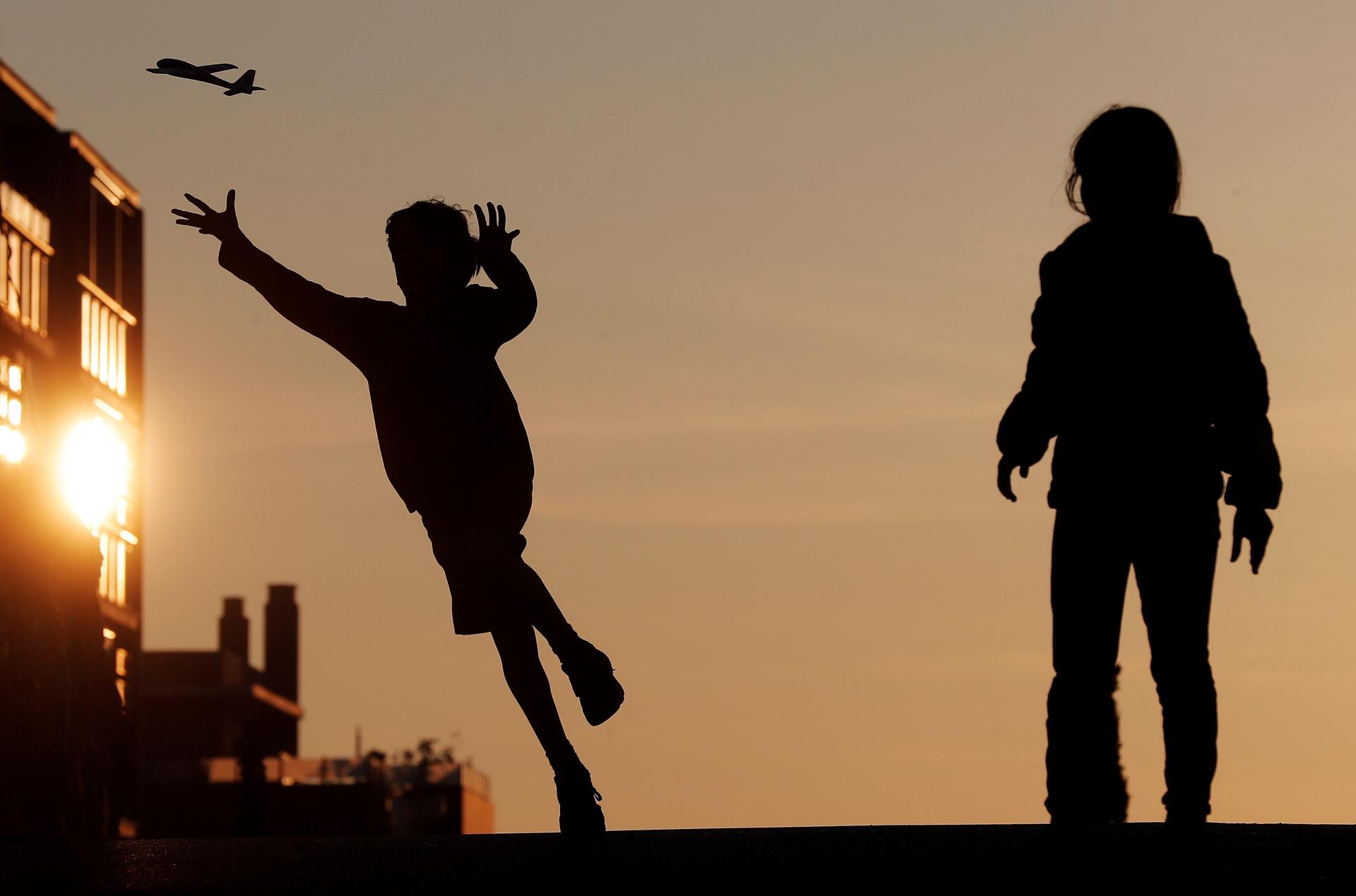 En la imagen de archivo, dos niños juegan con un avión durante el atardecer de uno de los días festivos tras Navidad en el que los más pequeños disfrutan de los nuevos juguetes. EFE/Kai Försterling