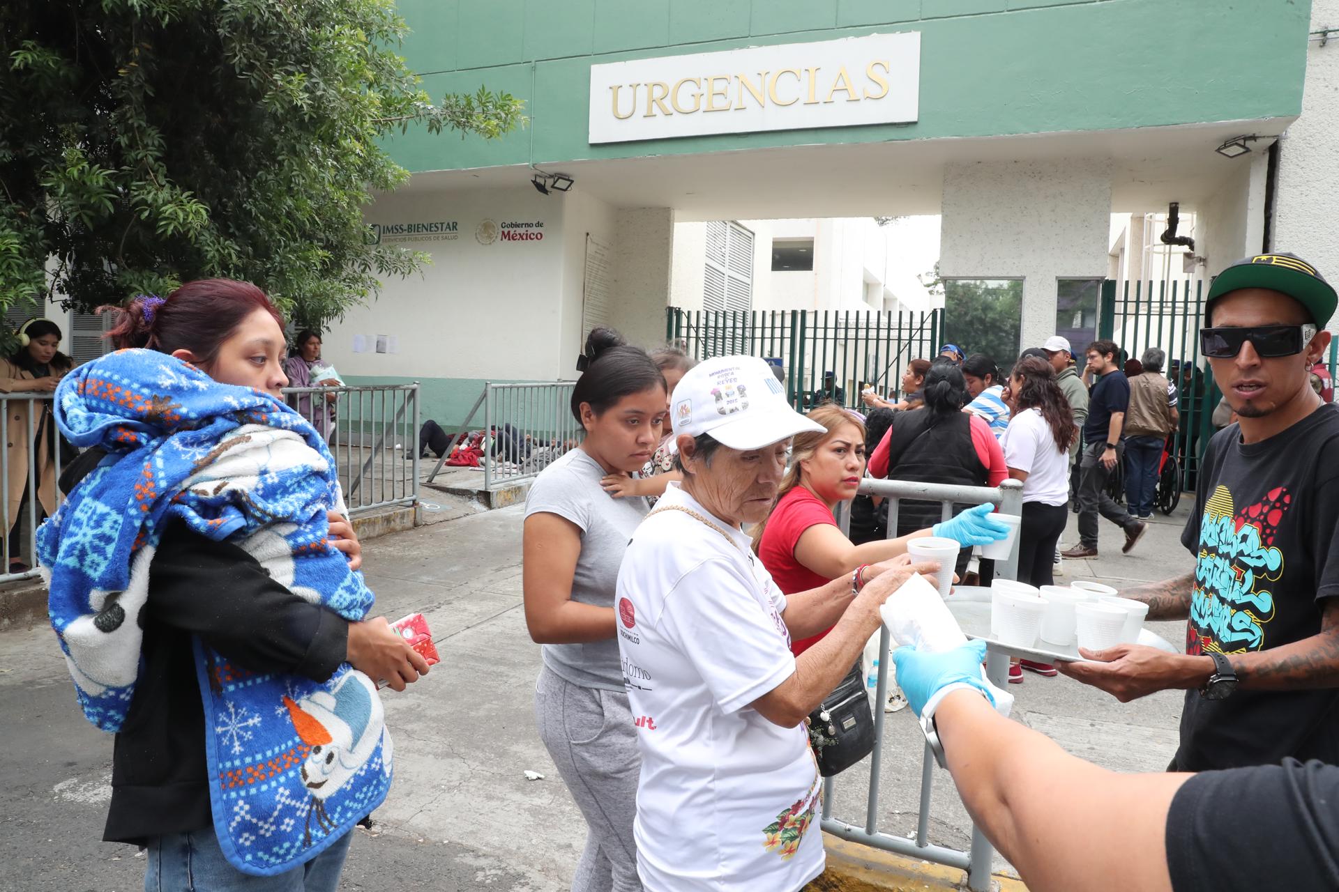 Fotografía del 12 de septiembre de 2025, de un grupo de voluntarios repartiendo alimentos afuera del hospital Magdalena de las Salinas, entre los familiares de lesionados por la explosión de un camión de gas en Iztapalapa, en la Ciudad de México (México). EFE/ Mario Guzmán