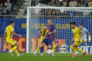 El delantero del Barcelona Robert Lewandowski (c) controla el balón entre los jugadores del Getafe, durante el partido de la jornada 5 de LaLiga que FC Barcelona y Getafe CF disputaron en el Estadi Johan Cruyff. EFE/Alejandro García