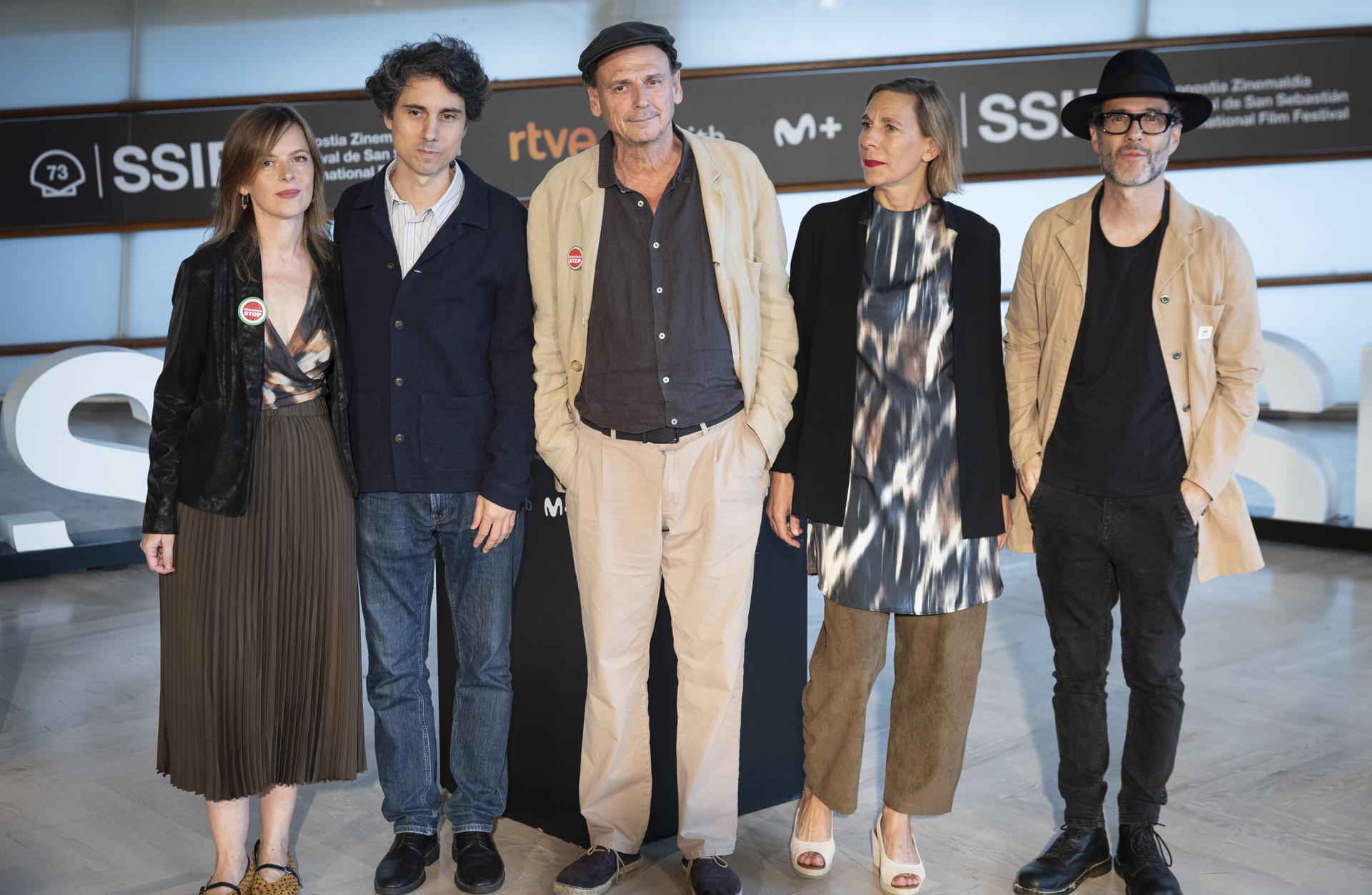 El director, guionista y productor José Luis Guerin (c) y los productores Alba Lombardía (i), Javier Lafuente (d), Jonás Trueba (2i) y Gaella Jone (2d), posan este jueves en la 73 edición del Festival Internacional de Cine de San Sebastián, donde presentan la película 'Historias del buen valle', que compite en la sección oficial del certamen. EFE/ Javier Etxezarreta
