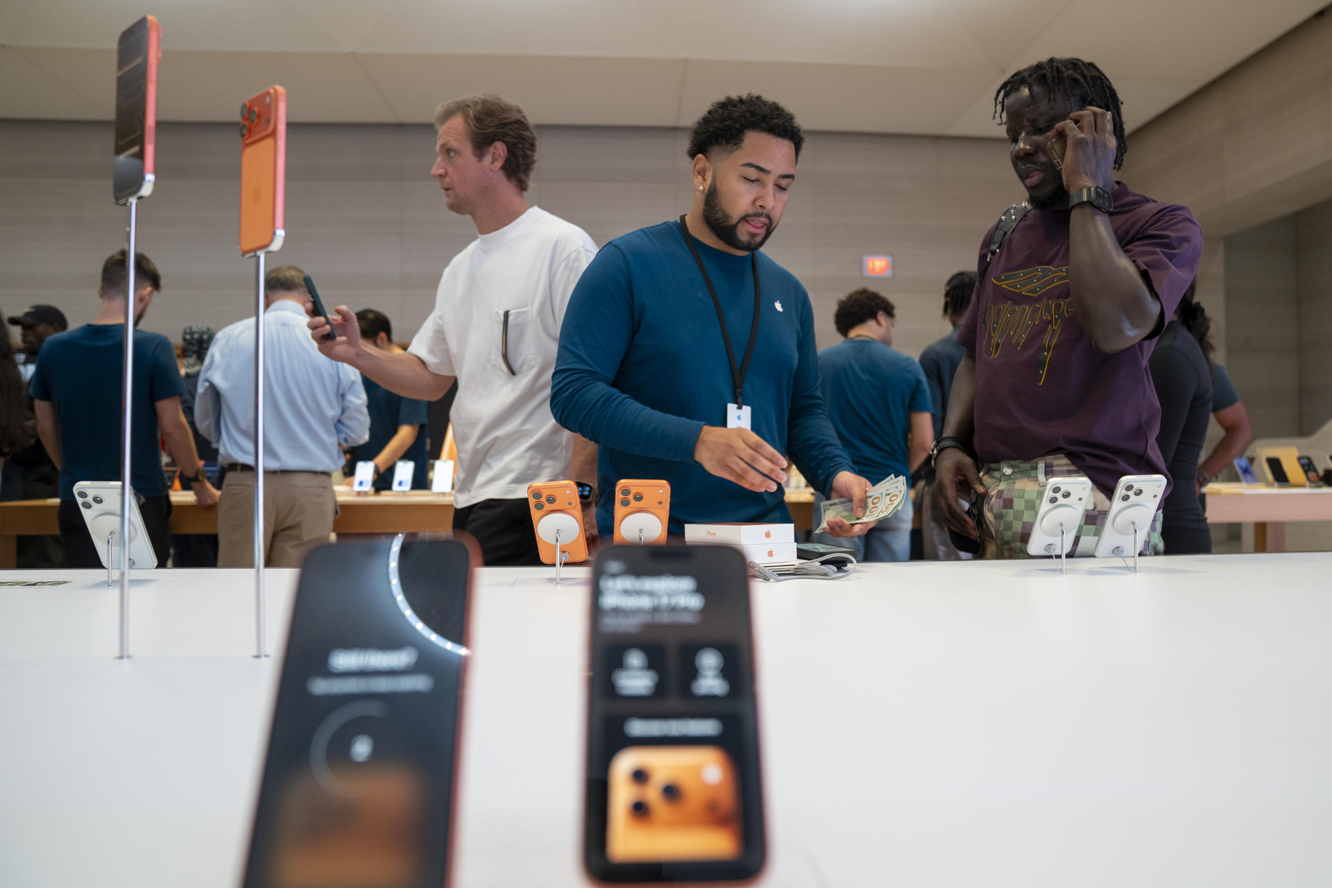 Personas observan los nuevos modelos de los iPhone 17 durante el inicio de sus ventas este 19 de septiembre de 2025, en Nueva York (Estados Unidos). EFE/ Angel Colmenares
