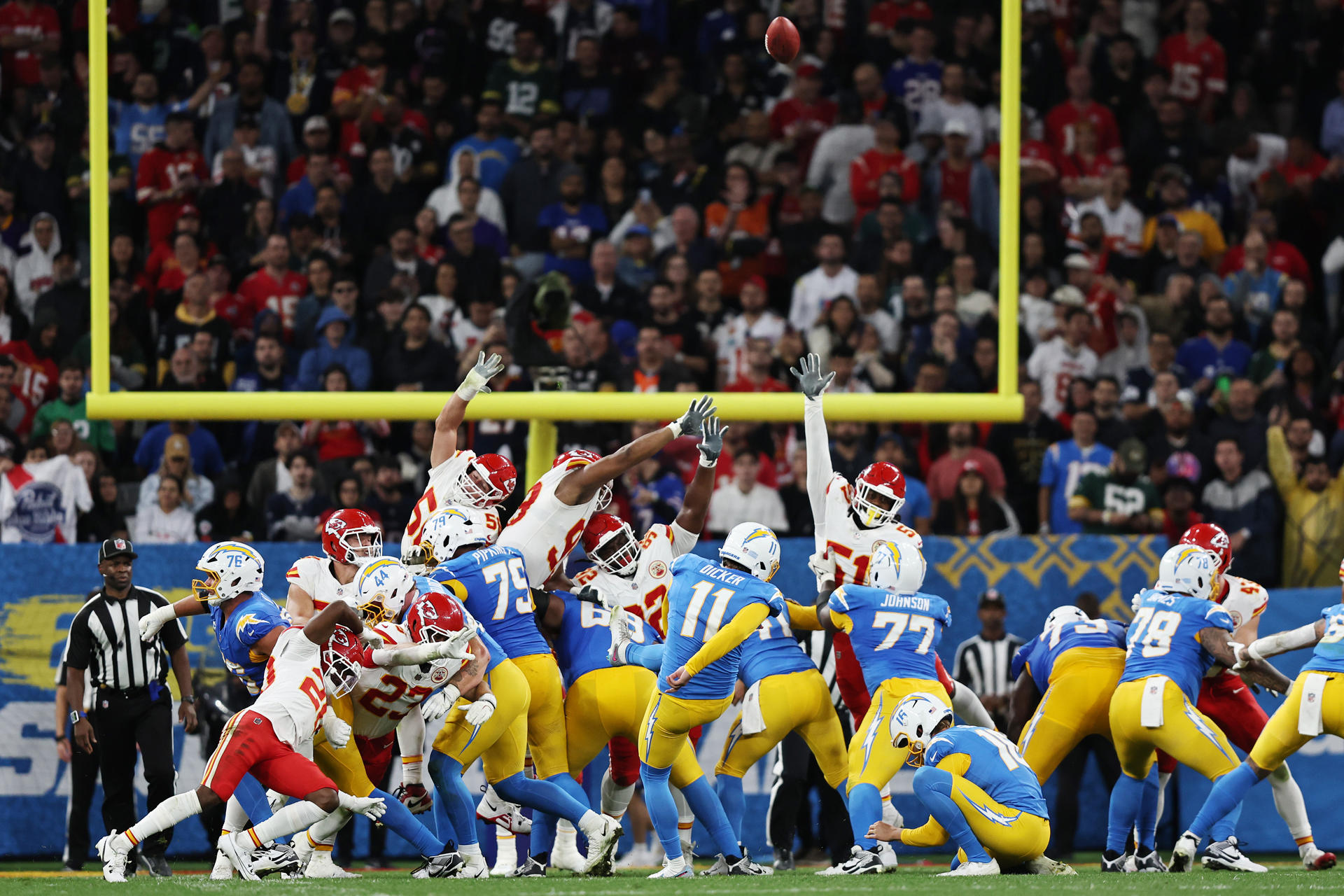 Cameron Dicker (c) de los Chargers patea el balón en un partido de la NFL entre Los Ángeles Chargers y Kansas City Chiefs en el estadio Neo Química Arena en São Paulo (Brasil). EFE/ Isaac Fontana