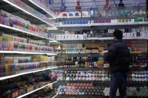 Imagen de archivo tomada en Londres, Reino Unido, el 26 de marzo de 2024, que muestra productos de vapeo en una tienda. EFE/EPA/TOLGA AKMEN