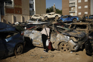 Imagen de archivo (13/12/2024) Una persona inspecciona su vehículo en un vertedero de coches de Benetuser (València). EFE/ Biel Aliño